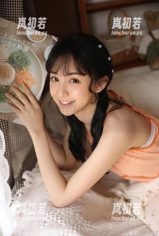 Son Ye Eun的最新泳池写真：蓝天白云下的美丽瞬间照片